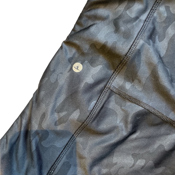 Black and Grey Camo Leggings - 90 Degree By Reflex. Size Medium - Picture 5 of 5